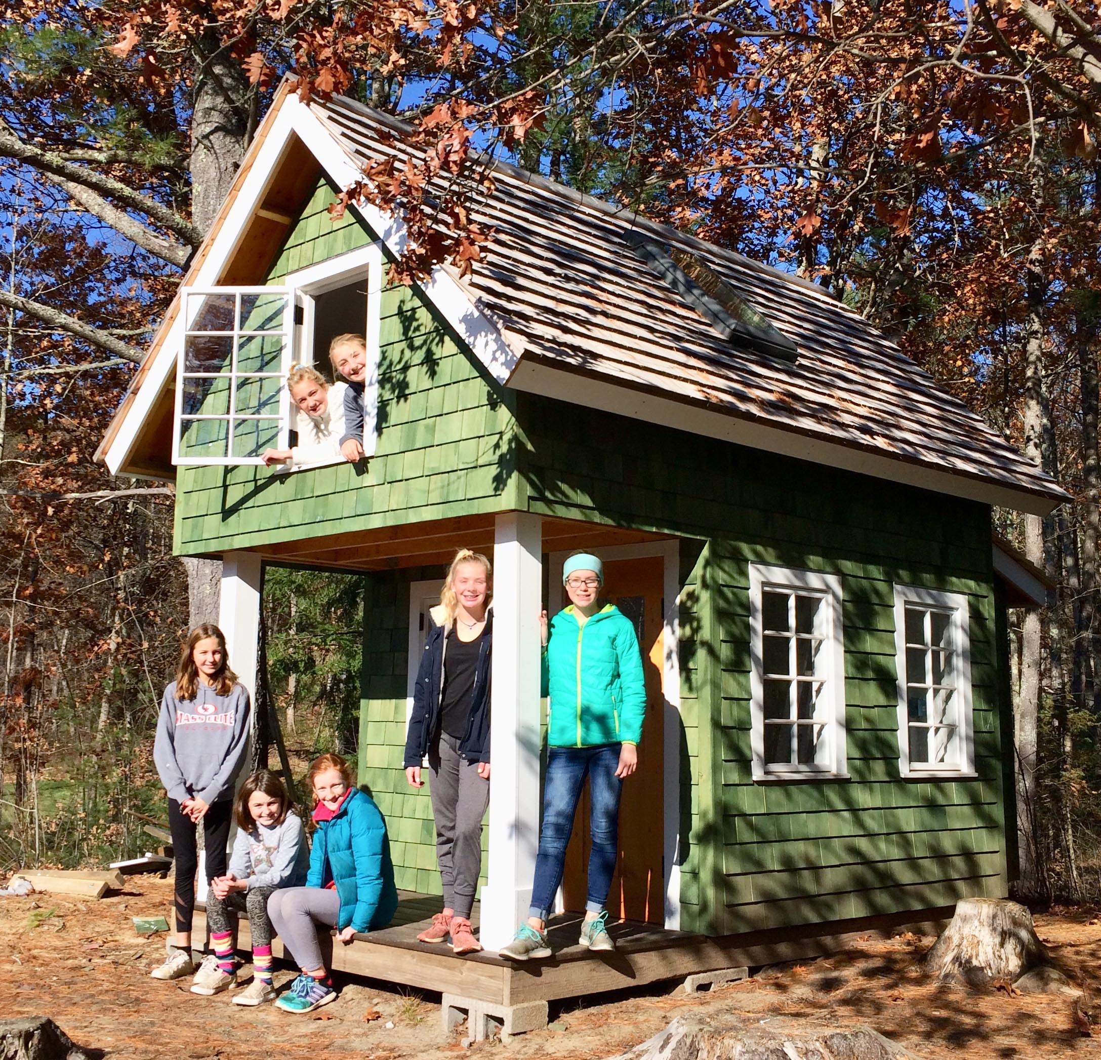 Enfants travaillant sur un projet de rev&ecirc;tement de c&egrave;dre